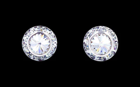 A pair of earrings with a diamond on them.