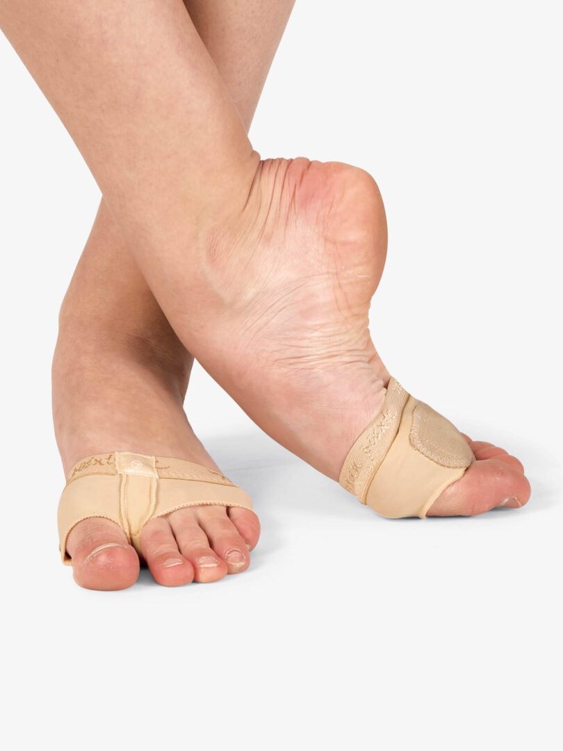 A person wearing toe thongs on their feet